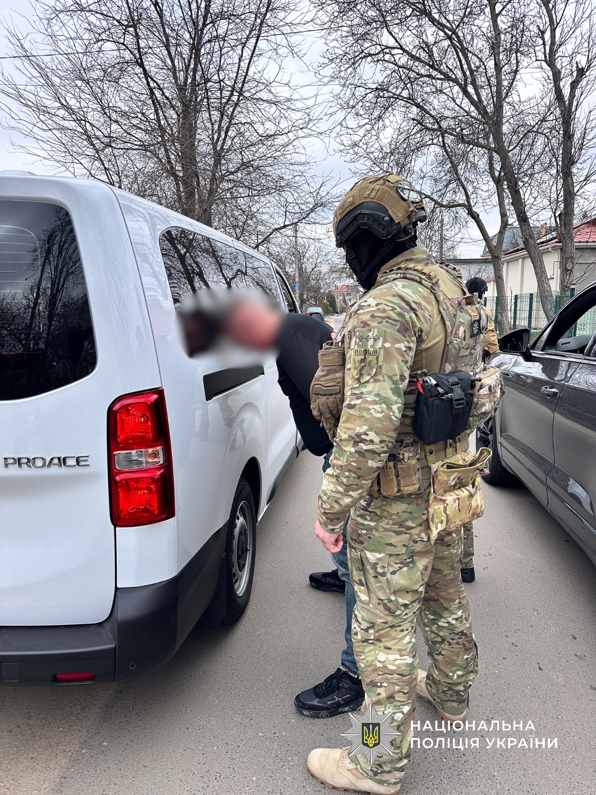 Ошукували військових на продажі елітних іномарок та відмивали отримані прибутки: на Одещині поліцейські викрили та затримали групу шахраїв